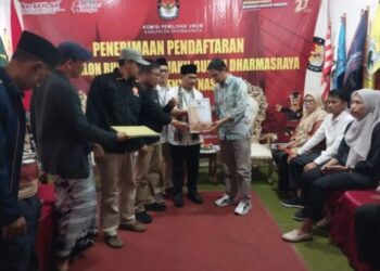 Bakal pasangan calon Bupati dan Wakil Bupati Adi Gunawan dan Romi Siska Putra mendaftarkan diri ke KPU Dharmasraya, Rabu