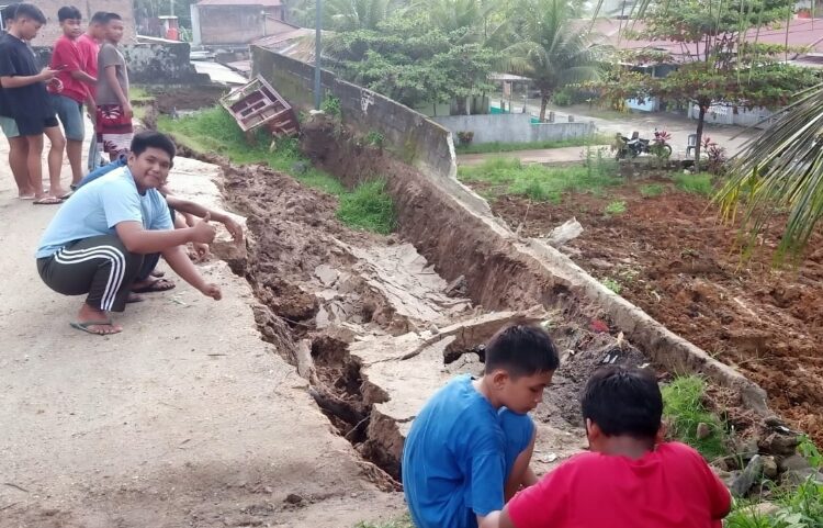 Penampakan tanah amblas di Padang