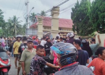 Ribuan warga mendatangi Mapolres Padang Pariaman usai mendengar tersangka pembunuh Nia ditangkap, Kamis (19/9).