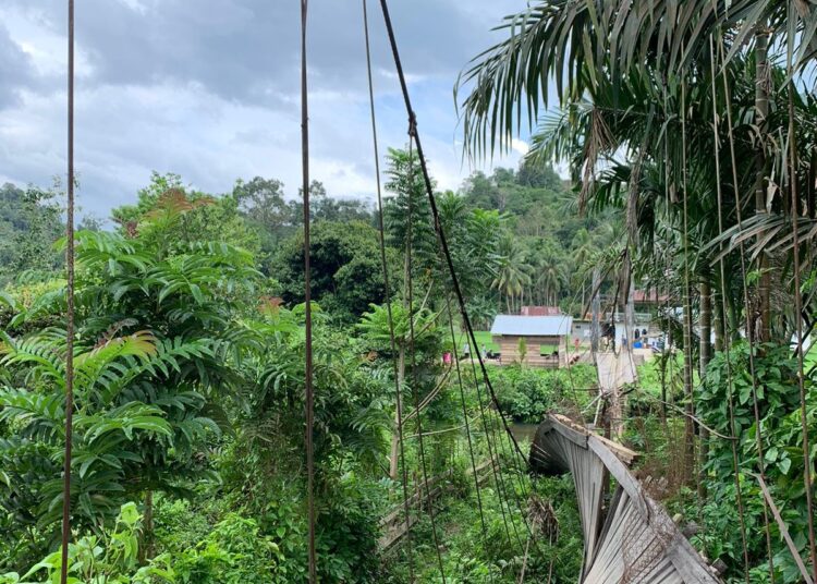 Jembatan gantung di Jorong Lubuk Karak, Nagari Lubuk Karak Kecamatan IX Koto Kabupaten Dharmasraya ambruk pada Minggu (15/9)