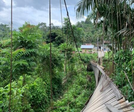 Jembatan gantung di Jorong Lubuk Karak, Nagari Lubuk Karak Kecamatan IX Koto Kabupaten Dharmasraya ambruk pada Minggu (15/9)