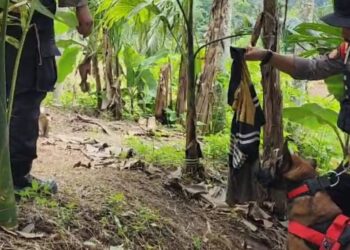 Foto Unit Polsatwa Ditsamapta Polda Sumbar berhasil menemukan baju salah satu pelaku pembunuh Nia.