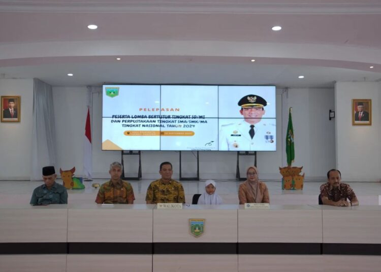 Foto Pj Wali Kota, Sonny Budaya Putra melepas peserta Lomba Bertutur Tingkat SD/MI Nasional (foto: Diskominfo Padang)