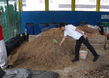 Pj Wali Kota, Sonny Budaya Putra mengunjungi TPS 3R Bukisu di Kelurahan Bukit Surungan (foto: Diskominfo Padang Panjang)