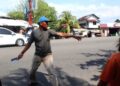 Seorang PKL di Pantai Padang menghadang petugas saat lapaknya hendak ditertibkan (foto: Instagran/ Satpol PP Kota Padang)