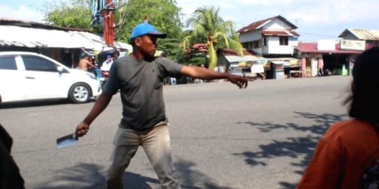 Seorang PKL di Pantai Padang menghadang petugas saat lapaknya hendak ditertibkan (foto: Instagran/ Satpol PP Kota Padang)