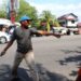 Seorang PKL di Pantai Padang menghadang petugas saat lapaknya hendak ditertibkan (foto: Instagran/ Satpol PP Kota Padang)