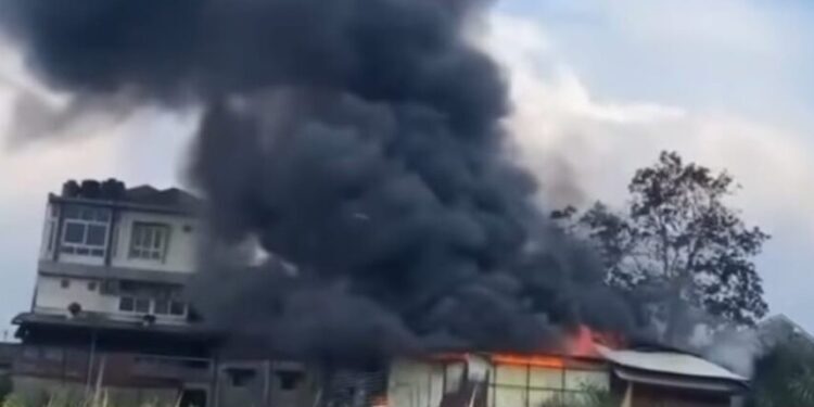 gudang Kacang GDR di Kabupaten Tanah Datar terbakar pada Sabtu (7/9) pagi.