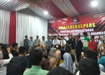 Pasangan Adi Gunawan-Romi Siska Putra menggelar konferensi pers usai pendaftaran mereka ditolak KPU Dharmasraya, Kamis (5/9) dini hari.