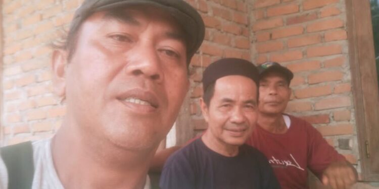 Masyarakat Kampung Lubuk Begalung, Nagari Aur Begalung, Kecamatan Bayang, Pesisir Selatan, Jhonedi atau Edi Karuik saat mengungkapkan kekecewaannya terhadap Bupati Rusma Yul Anwar.