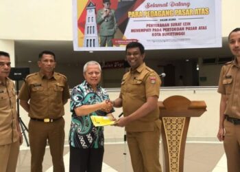 Pemko Bukittinggi melalui Dinas Pasar dan Perdagangan serahkan 830 Buku Kuning bagi pedagang Pasar Atas.