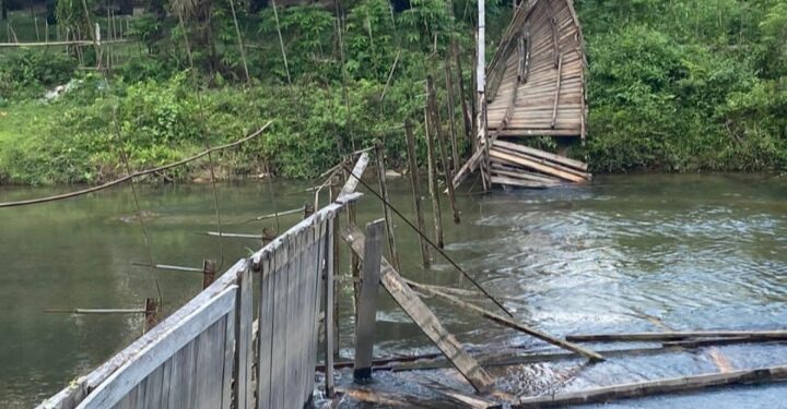 Jembatan putus di Dharmasraya.