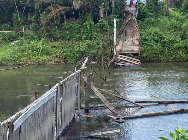 Jembatan putus di Dharmasraya.