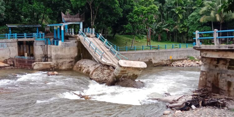 Saluran irigasi di Pesisir Selatan tidak kunjung diperbaiki.