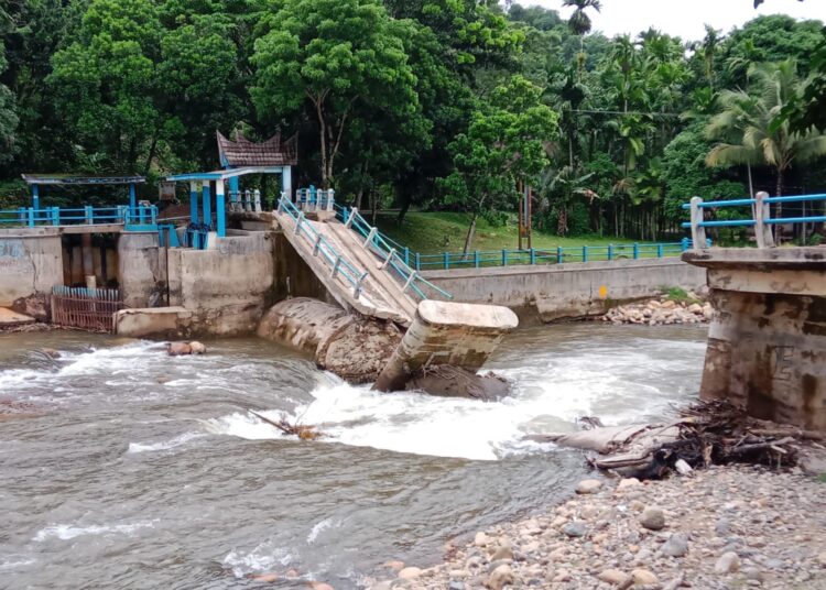 Saluran irigasi di Pesisir Selatan tidak kunjung diperbaiki.