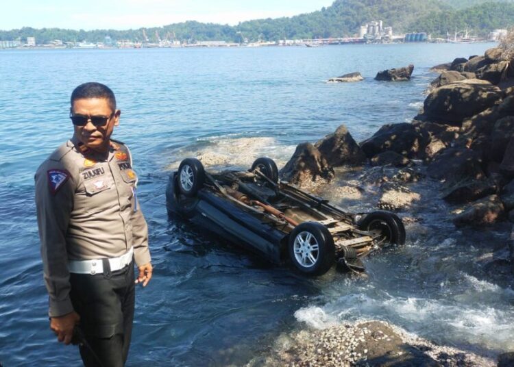 Mobil terjun bebas ke laut di Kota Padang.