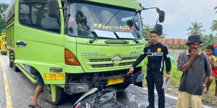 Kecelakaan melibatkan truk dan sepeda motor terjadi di Jalan Solok-Padang, Jorong Sungai Rotan, Nagari Cupak, Kecamatan Gunung Talang, Kabupaten Solok pada Jumat (6/9/2024) sore.