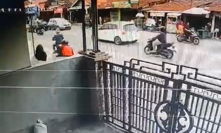 Tangkapan layar aksi pencurian sepeda motor di Jalan Raya Ampang, Kelurahan Ampang, Kecamatan Kuranji, Kota Padang pada Sabtu (28/9) sore.