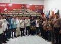 Pasangan bakal calon bupati dan wakil bupati Dharmasraya, Adi Gunawan-Romi Siska Putra mendaftar ke Komisi Pemilihan Umum (KPU) setempat, Jumat (13/9/2024). Ist