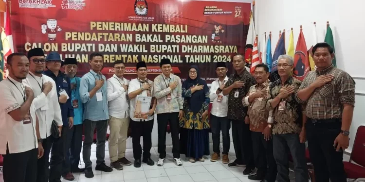 Pasangan bakal calon bupati dan wakil bupati Dharmasraya, Adi Gunawan-Romi Siska Putra mendaftar ke Komisi Pemilihan Umum (KPU) setempat, Jumat (13/9/2024). Ist