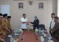 Bupati Dharmasraya, Sutan Riska Tuanku Kerajaan dan Kepala Kejaksaan Negeri Dharmasraya, Ariana Juliastuty, menandatangani Nota Kesepahaman.