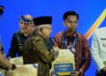 Wakil Presiden RI, Ma'ruf Amin menyerahkan Insentif secara simbolik kepada Bupati Dharmasraya, Sutan Riska Tuanku Kerajaan yang diwakili Kepala Dinas Sosial PPAKB Dharmasraya Martin Efendi.