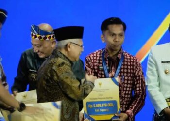 Wakil Presiden RI, Ma'ruf Amin menyerahkan Insentif secara simbolik kepada Bupati Dharmasraya, Sutan Riska Tuanku Kerajaan yang diwakili Kepala Dinas Sosial PPAKB Dharmasraya Martin Efendi.