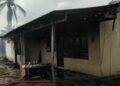 Sebuah rumah hangus terbakar di Sijunjung.