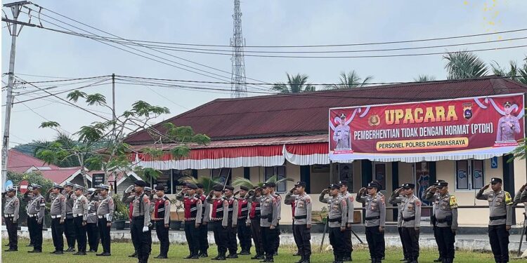 Upacara Pemberhentian Tidak Dengan Hormat dua personel Polres Dharmasraya.