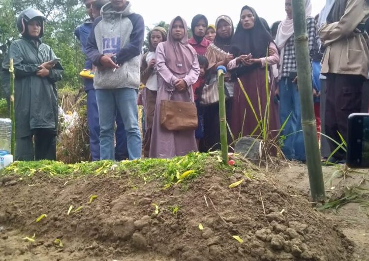 Proses pemakaman gadis penjaja gorengan di Padang Pariaman.