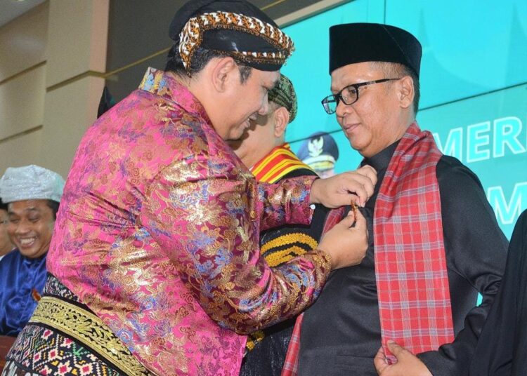 Direktur Utama PT Semen Padang Indrieffouny Indra menerima Gelar Kehormatan Kanjeng Raden Tumenggung Notopratomo.