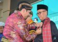 Direktur Utama PT Semen Padang Indrieffouny Indra menerima Gelar Kehormatan Kanjeng Raden Tumenggung Notopratomo.