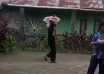 Tangkap layar video Nia menjajakan gorengannya.