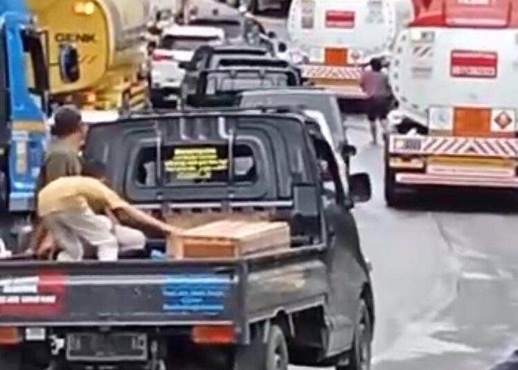 Foto Macet panjang di Sitinjau Lauik.