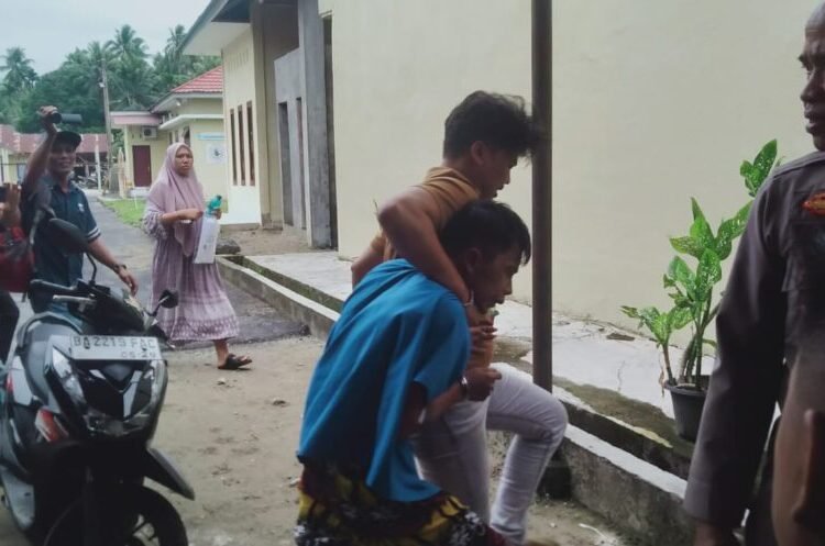 Tersangka Indra Septiarman pembunuh Nia Kurnia Sari digiring ke Konferensi Pers.