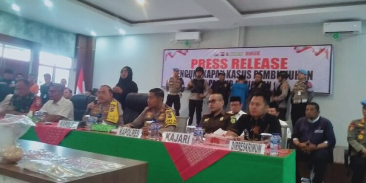 Konferensi pers kasus pembunuhan Nia Kurnia Sari, gadis penjual gorengan di Padang Pariaman (foto: Sumbarkita)