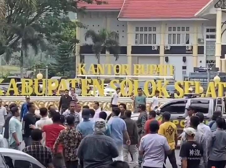 Pengundian nomor urut paslon Pilkada Solok Selatan berakhir ricuh (tangkap layar video)