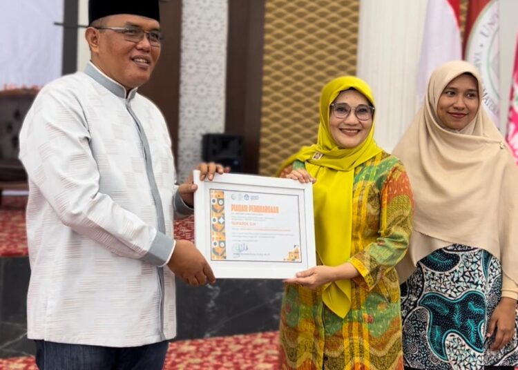 Supardi menerima anugerah dari Universitas M. Natsir Bukittinggi sebagai tokoh percepatan pembangunan SDM.