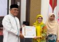 Supardi menerima anugerah dari Universitas M. Natsir Bukittinggi sebagai tokoh percepatan pembangunan SDM.