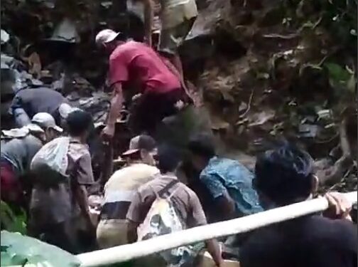 Tangkap layar video proses evakuasi korbang longsor tambang emas di Kabupaten Solok.