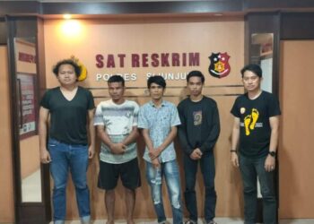 Tiga warga ditangkap polisi akibat perusakan Kantor Wali Nagari Tamparungo, Kecamatan Sumpur Kudus, Kabupaten Sijunjung.