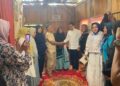 Foto: Ekos Albar mengunjungi rumah orang tua Nia Kurnia Sari di Korong Pasa Surau, Nagari Guguak, Kecamatan 2 X 11 Kayu Tanam, Padang Pariaman, Senin (16/9/2024).