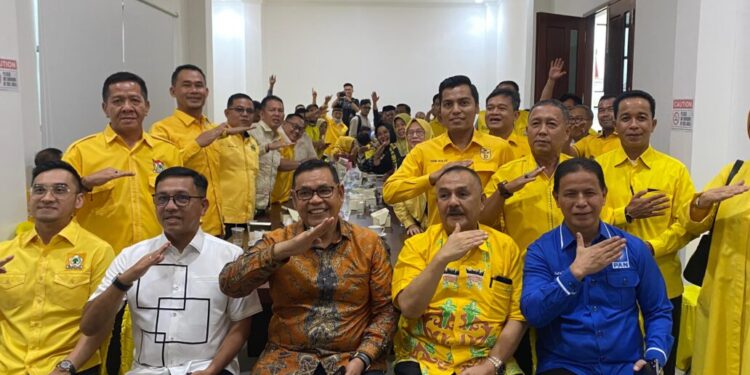 Epyardi Asda bersama Pengurus Wilayah dan kader Golkar Sumatera Barat.