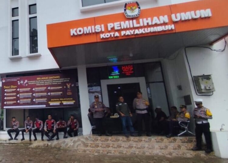 Pihak kemanan berjaga di Kantor KPU Payakumbuh, Kamis (12/9). Ist