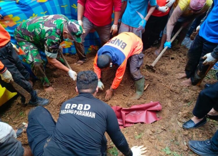 Proses evakuasi jasad korban, Minggu (8/9).