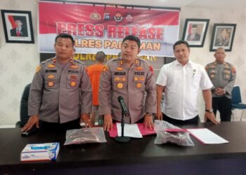 Pelaku dihadirkan saat konferensi pers di Mapolres Pariaman, Senin (2/9).