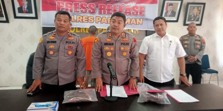 Pelaku dihadirkan saat konferensi pers di Mapolres Pariaman, Senin (2/9).