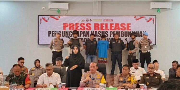 Kapolda Sumbar Irjen Pol Suharyono menyampaikan pesan Kapolri saat konferensi pers di Mapolres Padang Pariaman, Jumat (20/9).