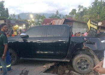 Toyota Hilux tertabrak kereta api di kawasan simpang SMUN 8 Jalan Adinegoro Kecamatan Koto Tangah Padang pada Sabtu (14/9) sekira pukul 18.00 WIB.