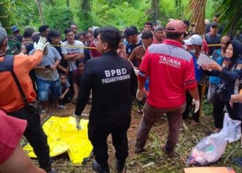 Proses evakuasi jasad korban di lokasi pekuburan Korong Pasar Surau, Nagari Guguak, Kecamatan 2x11, Kayu Tanam, Kabupaten Padang Pariaman, Minggu (8/9).